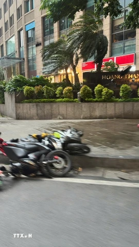 Nhiều phương tiện giao thông bị quật đổ do gió mạnh. (Ảnh: Phạm Tuấn Anh/TTXVN)