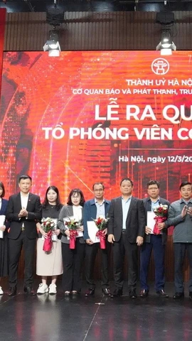 Ban Giám đốc Cơ quan Báo và Phát thanh, Truyền hình Hà Nội trao quyết định, chúc mừng Tổ phóng viên cộng đồng. (Nguồn: Báo Hà Nội mới)
