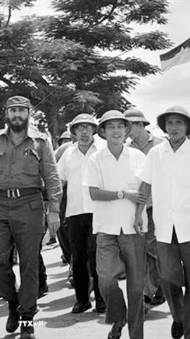 Chủ tịch Cuba Fidel Castro và Thủ tướng Phạm Văn Đồng thăm thị xã Đông Hà, năm 1973. (Ảnh: Tư liệu TTXVN)