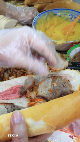 Bánh mỳ nhân patê, thịt nguội. (Ảnh: Hồng Đạt/TTXVN)