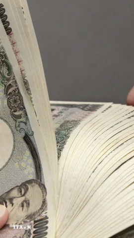 Kiểm tiền mệnh giá 10.000 yen tại Tokyo (Nhật Bản). (Ảnh: Kyodo/TTXVN)