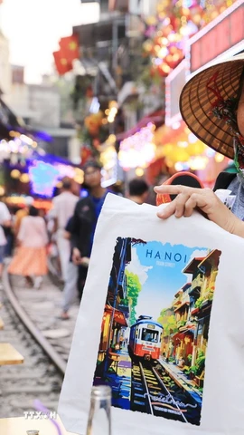 Một người hàng rong bán tranh in "phố càphê đường tàu." (Ảnh: Thành Phương/TTXVN)