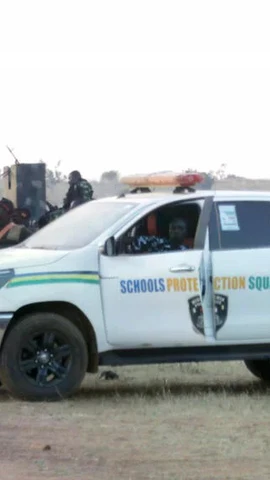 Các sỹ quan cảnh sát đứng gác bên ngoài một trường học ở bang Kebbi, Nigeria, nơi các học sinh bị bắt cóc hồi đầu tuần. (Nguồn: AP)