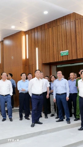 Phó Thủ tướng Chính phủ Lê Thành Long dẫn đầu đoàn công tác đã đi kiểm tra thực tế tại bệnh viện Hữu nghị Việt Đức cơ sở 2 tại Ninh Bình. (Ảnh: Đại Nghĩa/TTXVN)