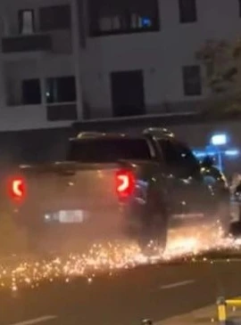 Ôtô kéo lê xe máy. (Ảnh cắt từ clip)