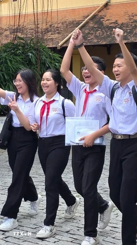 Các thí sinh tại điểm thi trường Trung học Phổ thông Châu Văn Liêm (quận Ninh Kiều) sau khi kết thúc môn thi Toán. (Ảnh: Ánh Tuyết/TTXVN)