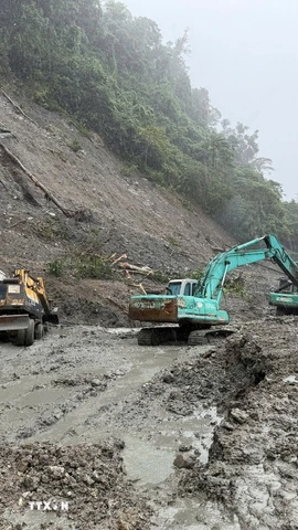 Tuyến đường tại Quảng Ngãi sạt lở lớn khiến giao thông bị ách tắc hoàn toàn. (Ảnh: Cao Nguyên/TTXVN)