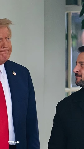 Tổng thống Mỹ Donald Trump (trái) đón Tổng thống Ukraine Volodymyr Zelensky tại Washington D.C. ngày 18/8. (Ảnh: THX/TTXVN)