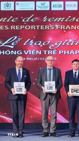 Phó Tổng giám đốc TTXVN Đoàn Thị Tuyết Nhung tặng các ấn phẩm sách ảnh "100 năm Báo chí cách mạng Việt Nam" và "80 năm Thông tấn xã Việt Nam." (Ảnh: Hoàng Hiếu/TTXVN)