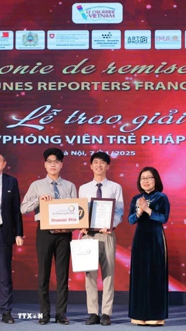 Nhóm thí sinh Nguyễn Vũ Linh và Trịnh Đức Anh, đến từ Trường Đại học Ngoại thương đã xuất sắc giành Giải Nhất cuộc thi Phóng viên trẻ Pháp ngữ 2025 với tác phẩm “Dáng hình của âm thanh: Từ cảm xúc đến con người.” (Ảnh: Hoàng Hiếu/TTXVN)