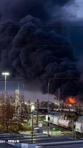 Khói bốc lên tại hiện trường vụ rơi máy bay chở hàng ở sân bay quốc tế Louisville Muhammad Ali, bang Kentucky (Mỹ). (Ảnh: Reuters/TTXVN)