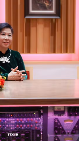 Hai phu nhân cùng nhau thăm Nhà hát lớn quốc gia Trung Quốc và có cuộc giao lưu, chia sẻ thân tình, cởi mở về các trải nghiệm thực tế cũng như việc giao lưu, phát triển văn hóa giữa hai nước. (Ảnh: TTXVN)