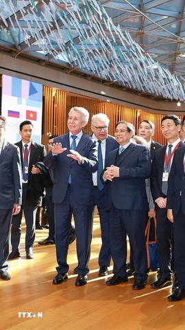 Thủ tướng Phạm Minh Chính đến thăm và làm việc với lãnh đạo Tập đoàn Novatek. (Ảnh: Dương Giang/TTXVN)