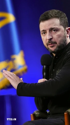 Tổng thống Ukraine Volodymyr Zelensky phát biểu tại cuộc họp báo ở Kiev. (Ảnh: Kyodo/TTXVN)