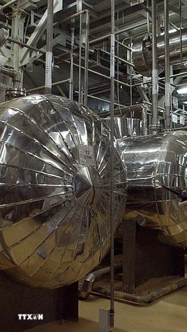 Nhân viên kỹ thuật làm việc bên trong cơ sở hạt nhân Isfahan, nằm cách thủ đô Tehran khoảng 420km về phía Nam. (Ảnh: AP/TTXVN)
