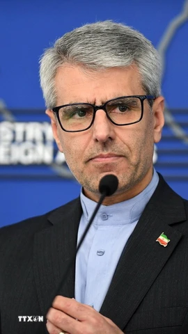 Người phát ngôn Bộ Ngoại giao Iran Esmaeil Baghaei phát biểu tại một cuộc họp báo ở Tehran. (Ảnh: THX/TTXVN)