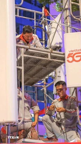 Công nhân Viettel. (Ảnh: Hoàng Hiếu/TTXVN)