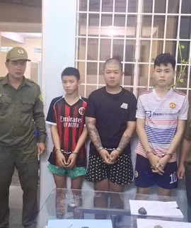 Công an khởi tố, bắt giữ nhóm thanh niên nẹt pô, mang dao tự chế gây rối trật tự trên đường phố ở Tây Ninh. (Ảnh: Công an cung cấp)