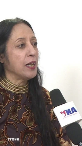 Giáo sư Reena Marwah trả lời phỏng vấn của phóng viên TTXVN. (Ảnh: Quang Trung/TTXVN)