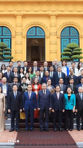 Tổng Bí thư, Chủ tịch nước Tô Lâm với Đoàn kiều bào tiêu biểu về dự Hội nghị người Việt Nam ở nước ngoài toàn thế giới lần thứ tư và Diễn đàn Tri thức và chuyên gia Việt Nam ở nước ngoài. (Ảnh: Lâm Khánh/TTXVN)