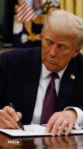 Tổng thống Mỹ Donald Trump ký sắc lệnh tại Nhà Trắng. (Ảnh: Getty Images/TTXVN)