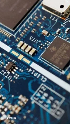 Chip bán dẫn trên một bản mạch máy tính. (Ảnh: Reuters/TTXVN)