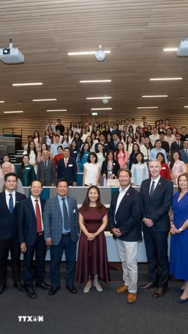 Ban Giám đốc Đại học Kinh tế Quốc dân (NEU) và Đại học West of England (UWE Bristol) cùng các đại biểu tại Hội thảo quốc tế kỷ niệm 15 năm quan hệ hợp tác với chủ đề "Đổi mới sáng tạo toàn cầu, Tương lai số và Phát triển bền vững." (Ảnh: TTXVN phát)