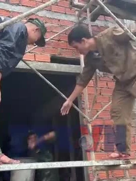 Những mái ngói đầu tiên sau lũ dữ trên quê hương Đồng khởi