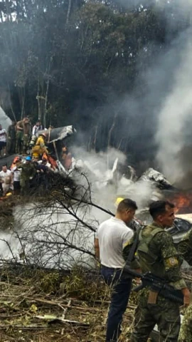 Các binh sĩ quân đội và người dân vây quanh chiếc máy bay gặp nạn. (Nguồn: AFP)