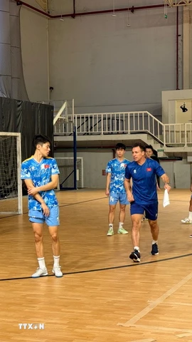Huấn luyện viên trưởng Futsal Việt Nam Diego Giustozzi hướng dẫn đội tuyển luyện tập trước trận đấu. (Ảnh: Minh Thái/TTXVN)