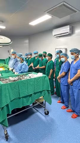 Các y, bác sỹ dành 1 phút mặc niệm, tri ân nghĩa cử cao đẹp của người hiến tạng. (Nguồn: Báo Quảng Ninh)