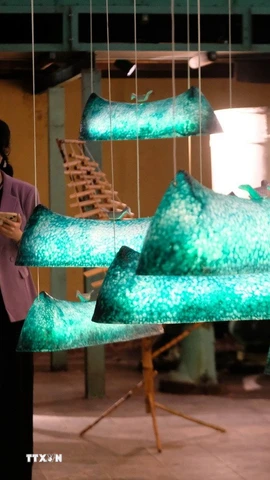 Khán giả tham quan khu vực trưng bày các tác phẩm nghệ thuật về “Hồn đất - Hồn nghề” ở xứ trà B’Lao. (Ảnh: Nguyễn Dũng/TTXVN)