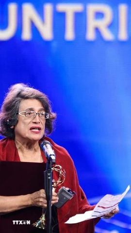 Giáo sư María Esperanza Martínez-Romero được trao Giải đặc biệt dành cho “Nhà khoa học đến từ các nước đang phát triển” vì những tiến bộ trong nghiên cứu sinh thái vi sinh vật và cơ chế cố định nitơ cộng sinh tại các hệ sinh thái nhiệt đới. (Ảnh: Hoàng Hiếu/TTXVN)