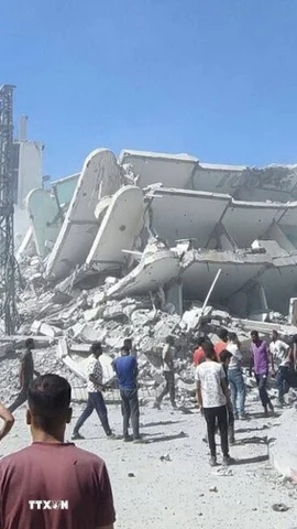 Tòa nhà bị phá hủy sau cuộc không kích của Israel xuống Dải Gaza. (Ảnh: IRNA/TTXVN)