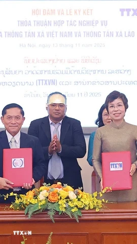 Tổng Giám đốc Thông tấn xã Việt Nam Vũ Việt Trang ký kết thỏa thuận hợp tác nghiệp vụ với Tổng Giám đốc Thông tấn xã Pathet Lào Vannasin Simmavong. (Ảnh: Văn Điệp/TTXVN)