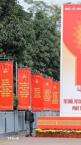 Panô, khẩu hiệu rực đỏ trên các tuyến phố Thủ đô chào mừng Đại hội đại biểu toàn quốc lần thứ XIV của Đảng. (Ảnh: Lê Đông/TTXVN)