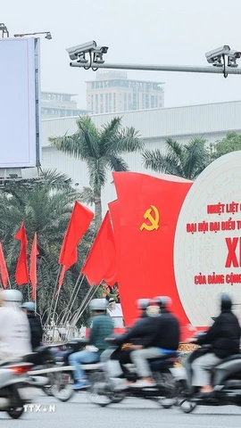 Không khí chào mừng Đại hội lan tỏa qua từng panô, bảng tuyên truyền trên đường phố Hà Nội. (Ảnh: Lê Đông/TTXVN)