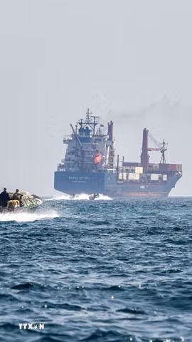 Tàu hàng qua eo biển Hormuz. (Ảnh: Getty Images/TTXVN)