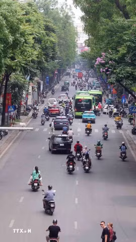 Dưới tiết trời mát mẻ và giao thông thông thoáng rất thích hợp cho người dân đi chơi trong kỳ nghỉ lễ. (Ảnh: Phạm Kiên/TTXVN)