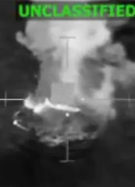 Một chiếc thuyền được cho là do các băng đảng ma túy điều hành ở phía Đông Thái Bình Dương sau khi bị trúng đòn không kích của Mỹ. (Nguồn: Bộ Chiến tranh Mỹ)