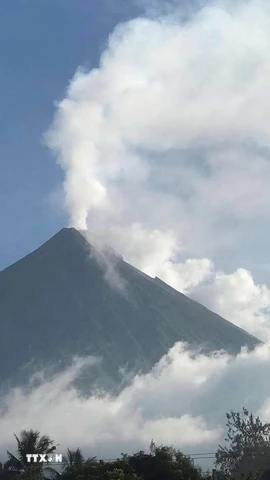 Núi lửa Mayon ở tỉnh Albay, Philippines phun khói bụi, ngày 8/6/2023. (Ảnh: AFP/TTXVN)