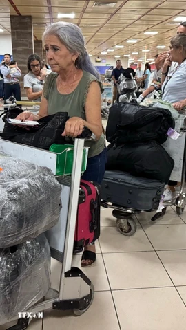 Người dân Cuba vận chuyển hàng hóa ở sân bay quốc tế José Martí ở thủ đô La Habana. (Ảnh: Việt Hùng/TTXVN)