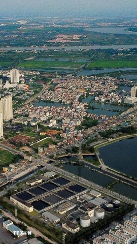 Sông Kim Ngưu dài chưa đến 10km chảy trong khu vực nội thành Hà Nội được coi là một dòng sông chết bởi nguồn nước bị ô nhiễm nặng. (Ảnh: Thành Phương/TTXVN)