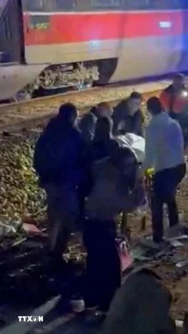 Hiện trường vụ va chạm tàu cao tốc ở Adamuz, Tây Ban Nha, ngày 18/1. (Ảnh: Reuters/TTXVN)