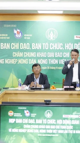 Nếp nhà mới dựng của một gia đình người Mông ở bản Lũng Cẩm chuẩn bị đón Xuân về. (Ảnh : Văn Phát/TTXVN)