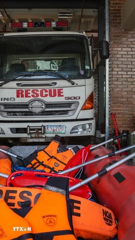 Lực lượng cứu hộ chuẩn bị sẵn sàng ứng phó với bão Fung-Wong tại Quezon, Philippines. (Ảnh: AA/TTXVN)