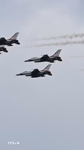 Máy bay Thunderbirds F-16 của Mỹ tại Arlington, Virginia. (Ảnh: THX/TTXVN phát)