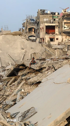 Cảnh đổ nát sau các cuộc không kích của Israel xuống Dải Gaza. (Ảnh: THX/TTXVN)