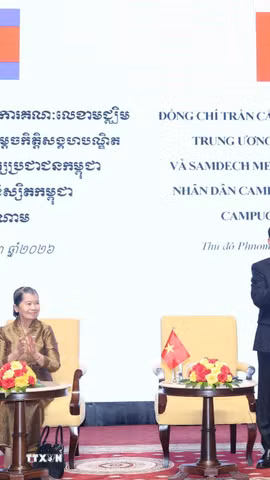 Thường trực Ban Bí thư Trần Cẩm Tú cùng Samdech Men Sam An, Phó Chủ tịch CPP, Chủ tịch Hội Hữu nghị Campuchia-Việt Nam, gặp gỡ cựu sinh viên Campuchia từng học tại Việt Nam. (Ảnh: Phương Hoa/TTXVN)