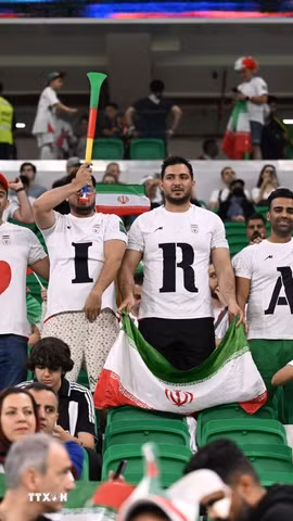 Cổ động viên Iran cổ vũ đội nhà. (Ảnh: AFP/ TTXVN)